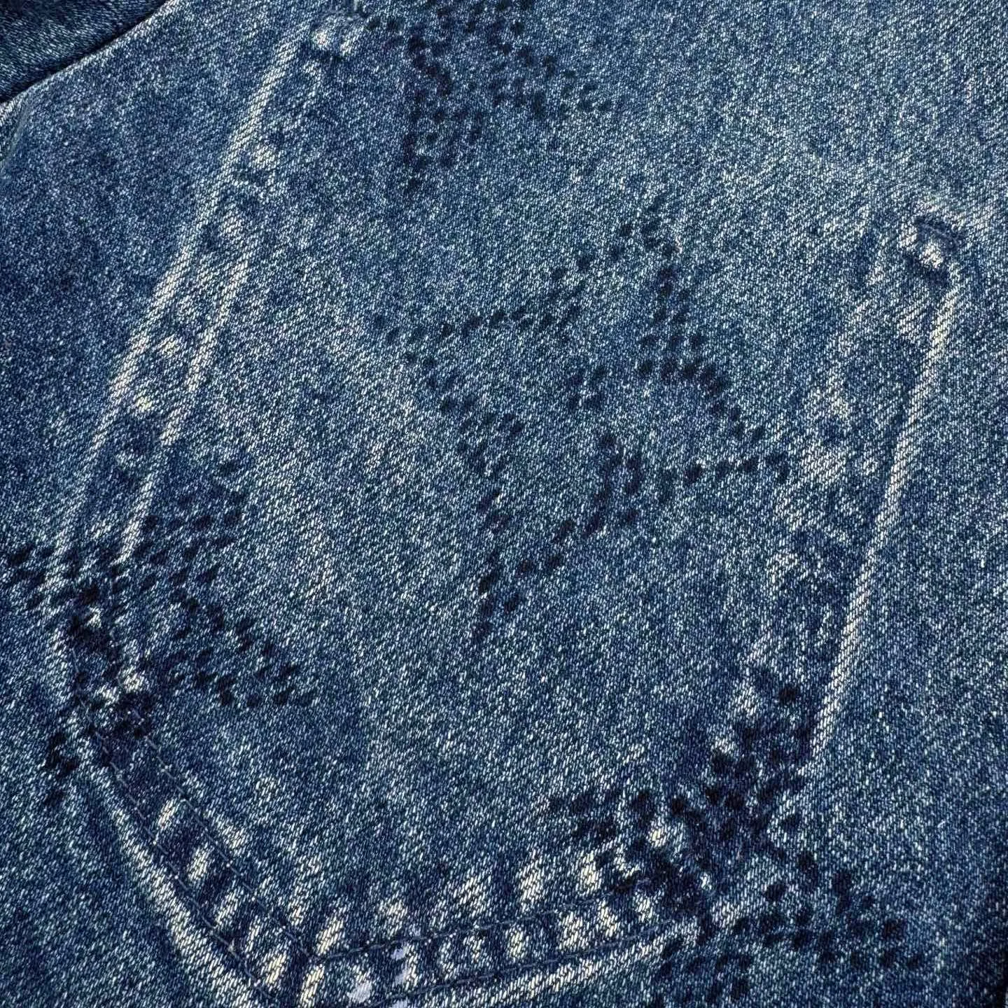 🅿️680 1v 25SS Hubby Gradient Presbyopic Denim Jacket. Original purchase and development for 23,900. The fabric is made of customized indigo thick double-woven cotton. It has high quality and is comfortable and close to the skin. It is based on a subtle gradient from dark blue to light blue. Unique blues artwork. Imperfect perfection. The Monogram Seeds pattern is laid out with a gradient effect. The looming posture quietly emerges and is fully recognizable. The Damier leather label on the back hem is lightly embossed with the LV letters, revealing the noble identity. The longitudinal arrangement of single-breasted buttons becomes the visual guide line, elongating the neck line, adding a delicate buffer between the romance of gradient blue and the toughness of work clothes. The suit is worn for worry-free wear, allowing the wearer to become a walking color narrative. Digital printing technology adopts digital pattern design and prints the pattern directly on the fabric through an inkjet printer to achieve Monogram Seeds operation. The transition is natural. The pattern is clear, using multiple horses and rub sand to rub specific parts with a high-pressure spray gun to achieve a local gradient effect, and then use frosting technology to create a unique texture pattern. The workmanship is extremely complex and time-consuming and labor-intensive. The double process of washing and light frying is to desize and clean the denim material first, and then sand wash to produce a fading effect. The denim jacket is fried through special chemical treatment to give a special contrasting effect. Size:S-M-L-XL